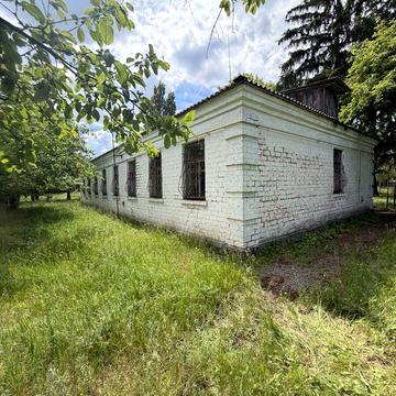 Окремо розташована цегляна будівля в зеленій зоні. Можливе переоформлення в житлову нерухомість.