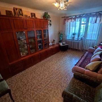 Продам 3-кімнатна квартира в 9-поверховому блочному будинку на 6 поверсі. Квартира в середині будинку