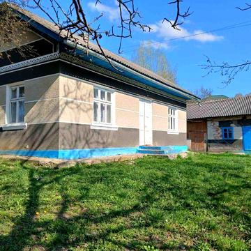 Продається будинок з прибудовою та земельними ділянками.