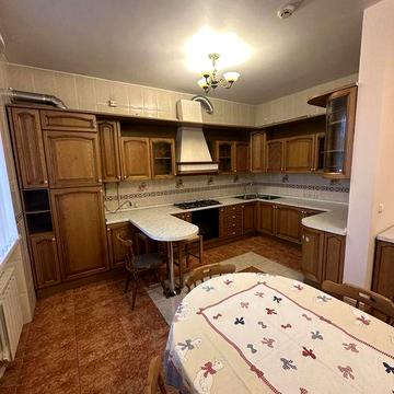 Сдам квартиру 200 кв.м.Центр