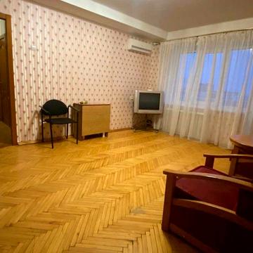 Оренда 3 кімнтної квартири вул. Кирилівська 117, кімнати суміжно - роздільні, є газ. можемо обговорювати з тваринами.
