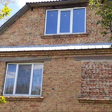 Продається просторий двоповерховий будинок, на приватизованій земельній ділянці 27 соток.