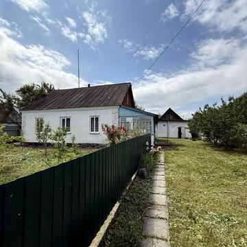 Продаж будинку з земельною ділянкою та господарськими будівлями корнин