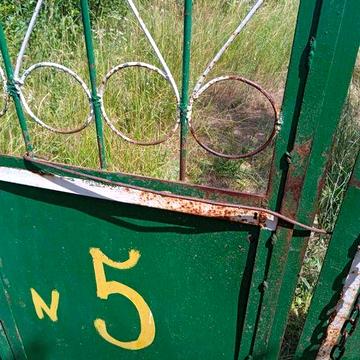 Пригород. Старый домик 50сот. У дороги.