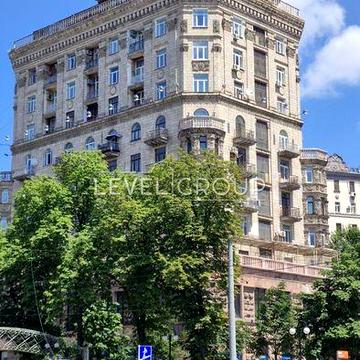 Пропонується в оренду розкішна 4-кімнатна квартира площею 150 м² у самому серці столиці — на вул. Хрещатик, 23.
