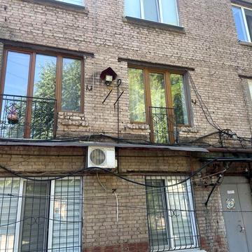 Продажа 3-х комн. кв-ра второй этаж возле ЗАГСа в центре города улица Коммерческая д. 2 Сталинка двухсторонняя с балконом