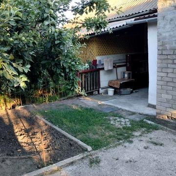 Часть  дома,из трёх комнат,сдам в аренду на длительный срок.