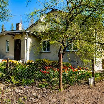 Продаж 1/2 будинку з ділянкою 5 соток, гаражем та всіма комунікаціями
