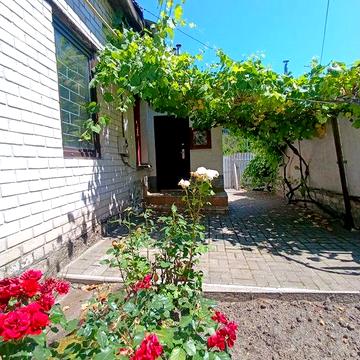 Продам квартиру на землі, Замковий узвіз