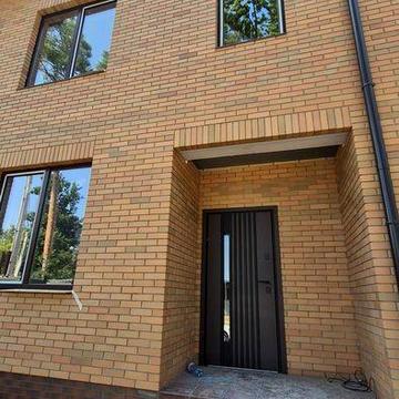 Фасад з клінкерної цегли, таунхаус у центрі Ірпеня | 103 м² + мансарда | Тиха вулиця серед сосен