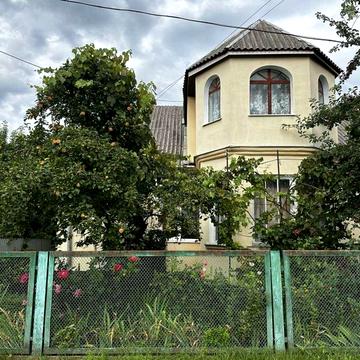 Просторий будинок у хорошому житловому стані, є багато господарських прибудов 43656