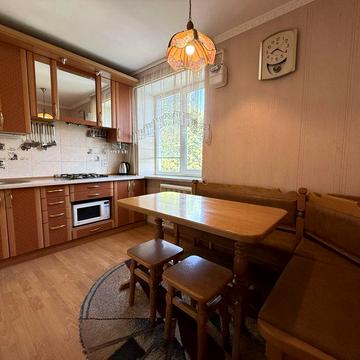 Продам двокімнатну квартиру в цегляному будинку