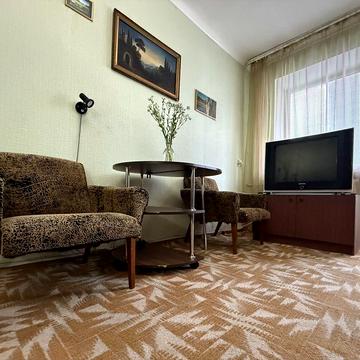 Повністю укомплектована 2-х кімнатна квартира в самому центрі Чернігова.