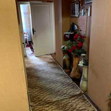 Продаю  велику 2кімнатну квартиру в р-ні пл.Молоді, розглядаю продаж за сертифікати