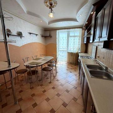 Продаж 3 км квартири по вул. Плугова