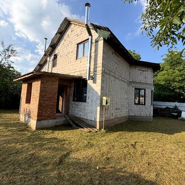 Продаж затишного будинку в смт Глеваха (Садовий масив 1) – усі комунікації, шість соток! Пропонується до продажу просторий будинок у спокійному місці