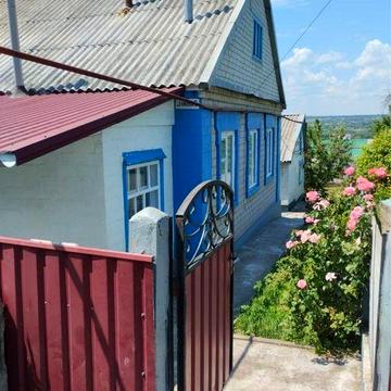 Доглянутий будинок з усіма комунікаціями, гаражем та літньою кухнею.