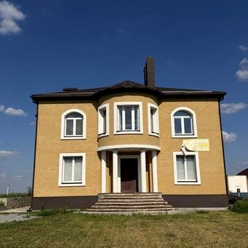 Продам будинок з гарним видом .