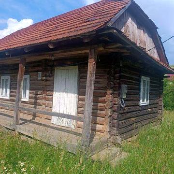 Продаж невеликого, автентичного деревяного будинку у мальовничій сільській місцевості у горах! Поруч туристична інфраструктура. Житловий стан.