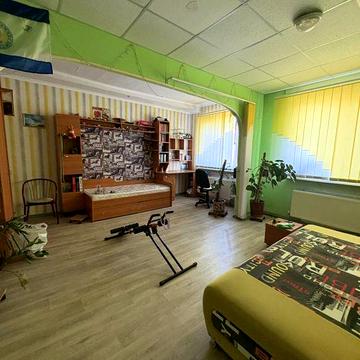 Частина будинку в центрі міста з нежитловим приміщенням .