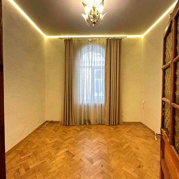 ПРОДАМ простору 3-кімнатну квартиру в Центрі, вул. Льва Толстого