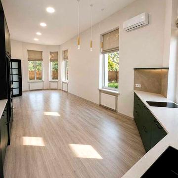 Два окремо розташовані представницькі будинки 620 м² та 750 м² Загальна площа — 1 370 м² Дві ділянки по 10 соток  Парковка| вул. Редутна, Печерськ