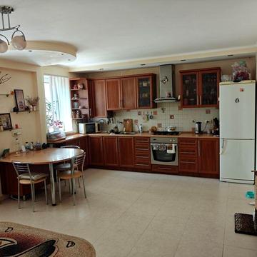 Продам 4-хкімнатну квартиру поруч з колибою на другому поверсі з автономним опаленням..