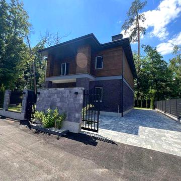 Будинок з власним двориком біля лісу