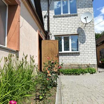 Продаж частини будинку з окремим подвірям