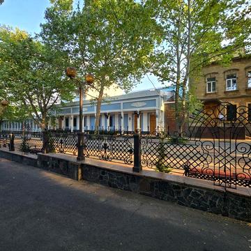 Оренда 2 кімнатна квартира Центр,  цокольний поверх, безпечне житло
