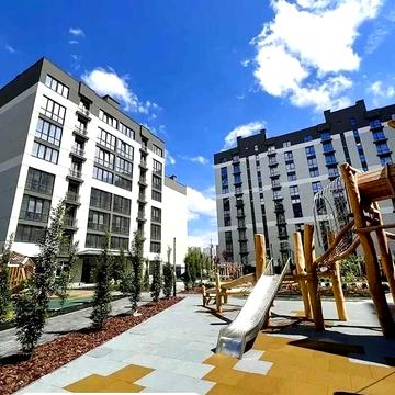 Продається велика трикімнатна квартира поруч озера!