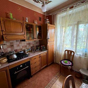 Продаж 3-кімнатної в центральній частині на 2 поверсі. Цегла