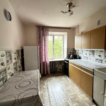 2 кімнатна чешка на Небесноі Сотні біля готелю Черемош, поруч Скальда (колишня Комарова) та парк Жовтневий та вулиця Полєтаєва та Формаркет. Вільна