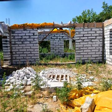 Продам приватизированный участок 8 сот. + недострой 160 м² в .