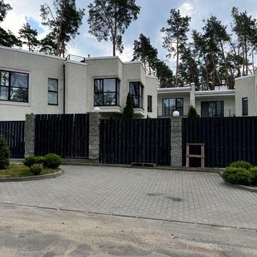 Оренда сучасного двоповерхового таунхауса з власним подвір’ям