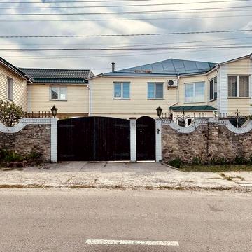 Продаж двох будинків 336м.кв. та 123м.кв. на ділянці 24сот. Красилівка - до Києва 20 хв на авто