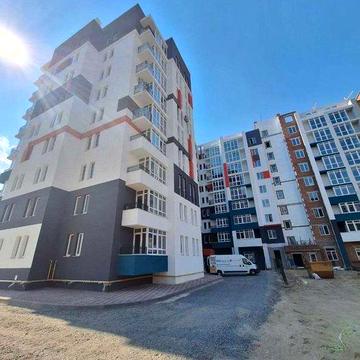 Продам простору 2к квартиру під ремонт в крутій локації!