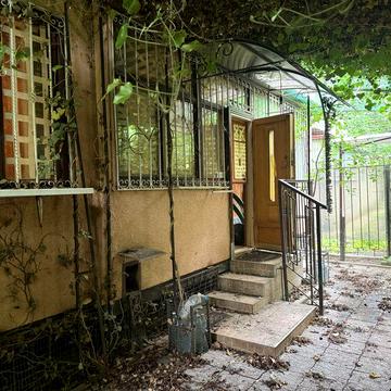 Космонавтов/Ген. Петрова (Танцюры), квартира на 1 этаже с лоджией и своей зоной отдыха . Парк М.Твена