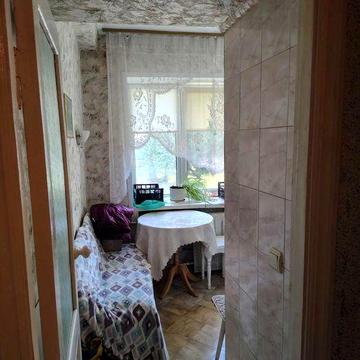 Кириловская,124, продам 1 комнатную, хорошая квартира.