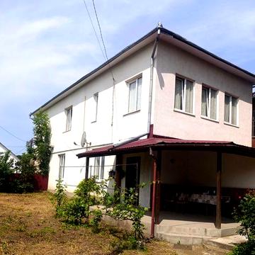 Будинок в центрі селища Солотвин під бізнес 1й пов. та житло 2й пов.