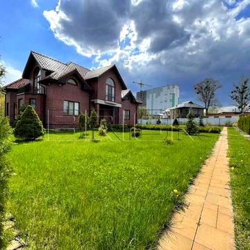 Пропонується до продажу просторий двоповерховий будинок