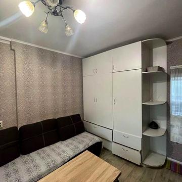 Сдам 2 -х  комн. гостинку  метро Дворец Спорта  Каденюка 32, 5500 гр.