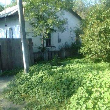 Будинок з надвірними будівлями