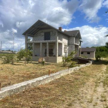 Продаж будинку (недобудова) з великою ділянкою в затишному місці