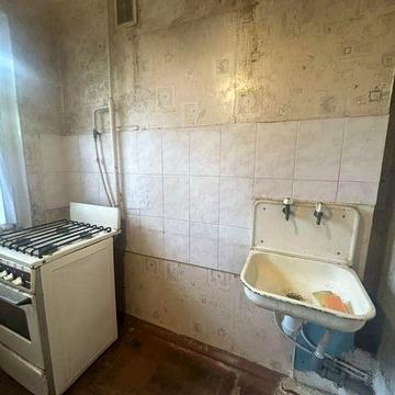 129 квартал Продаж Двокімнатна квартира, перший поверх в середині будинку на дві сторони з окремими кімнатами і високий цоколь Ідеальна під ремонт