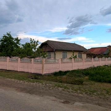 Земельна ділянка з будинком у с. Іваниківка