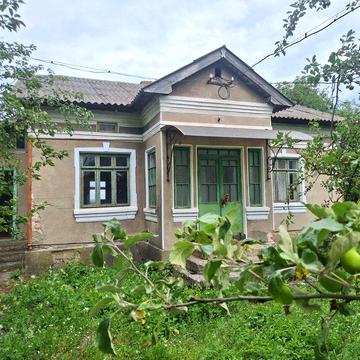 Будинок з прибудовами  на березі річки Дністер