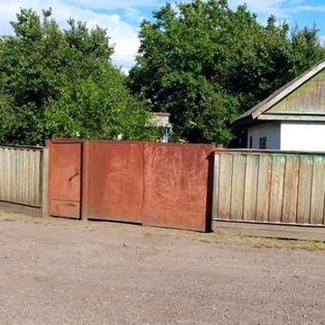 Продається будинок з господарськими будівлями