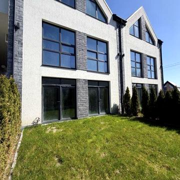 Продам Таунхаус 123м2 в місті Стоянка,3 хв від Ірпеня, Штукатурка + розводка електрики в ціні,Мін.оформлення