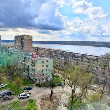 Продається 3-кімнатна на Набережний